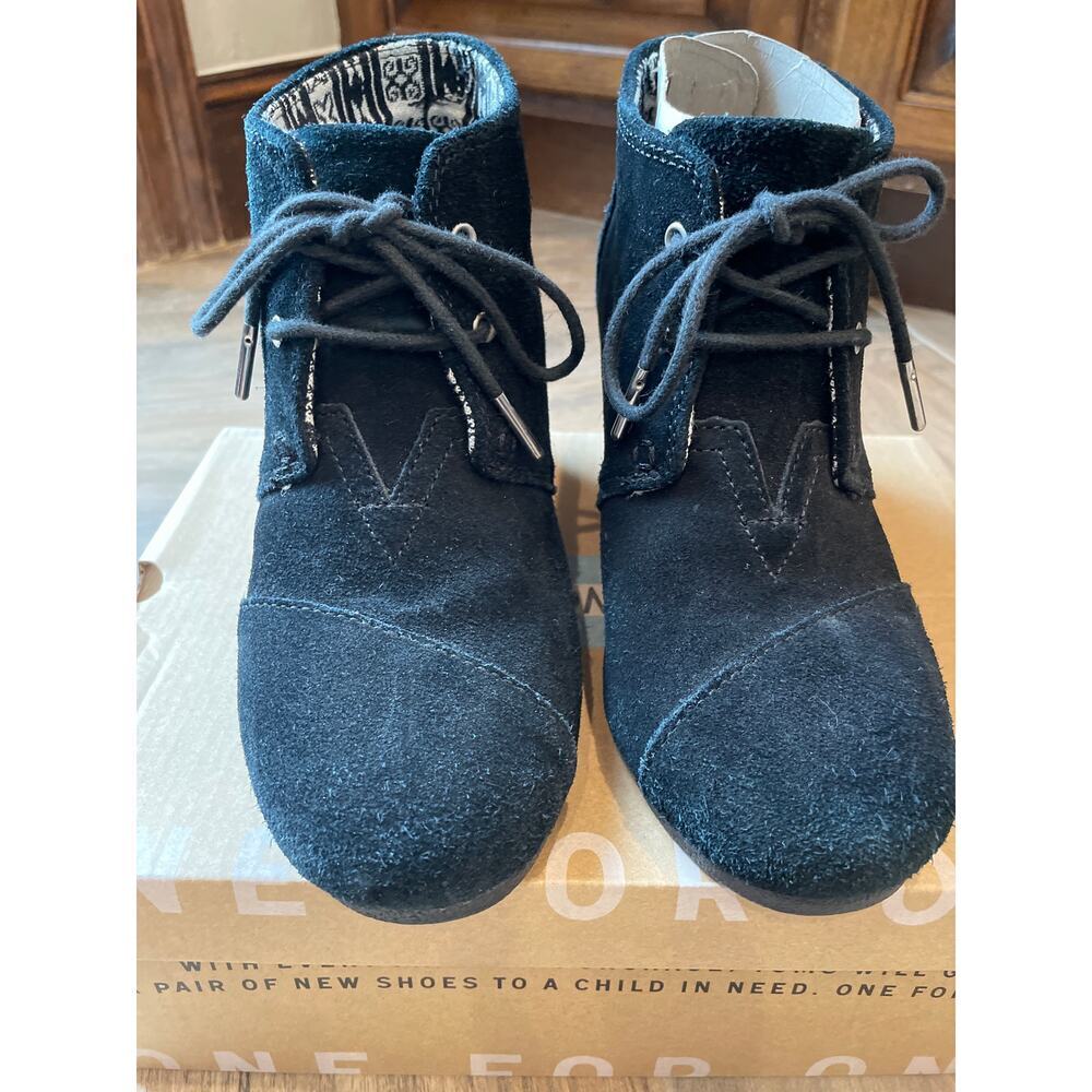 Tom’s Women’s Desert Wedge Black Suede Tie Up Boot Shoe 7.5
